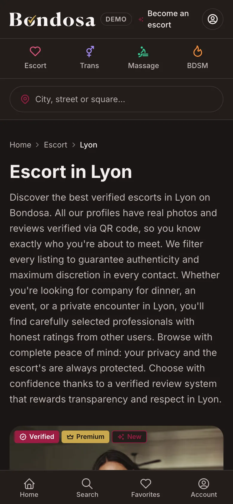 Une annonce d'escort sur un téléphone, avec photos, détails et boutons de contact